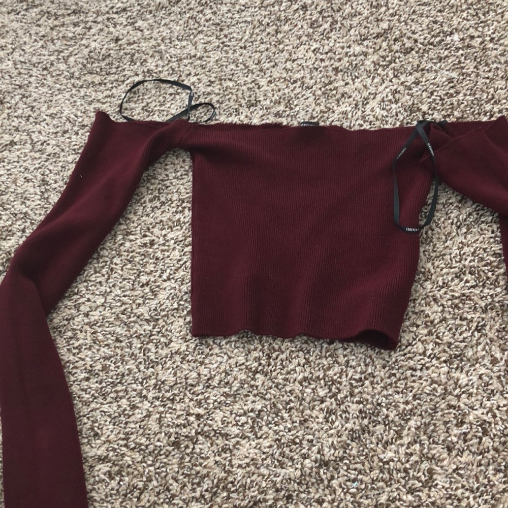 Off the shoudler cropped long sleeve